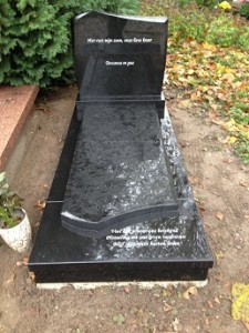 Grafsteen geplaatst op begraafplaats St. Laurentius.